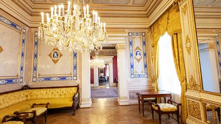 Stucksalongen, även kallad Gula salongen, 2021. Salongen och den gula soffan här var prinsessan Lilians favoritplats i huset.