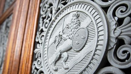 Del av gjutjärnsspröjsarna med Göteborgs stadsvapen på torgfasadens portar. 