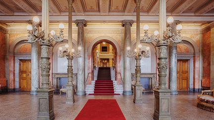 Börshallen 2021. På den plats där statyn av Oscar I tidigare stod leder idag trappor in till trapphallen.