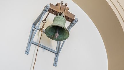 Malmklockan i Smetanarummet. Klockan användes troligen som vällingklocka under byggtiden och senare som börsklocka.