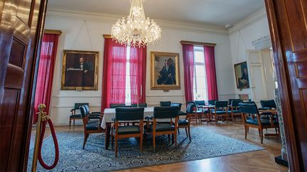 Kommunfullmäktiges samtalsrum, 2021. Här finns flera porträtt på väggarna, bland annat av göteborgaren och riksdagsledamoten Olof Wijk den yngre. 