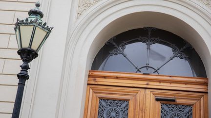 Detalj från Östra hamngatans fasad med porten och en av lyktorna. 