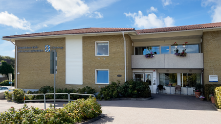 Gult tegelhus i två våningar. På fasaden står det Granlidens vård- och omsorgsboende. 