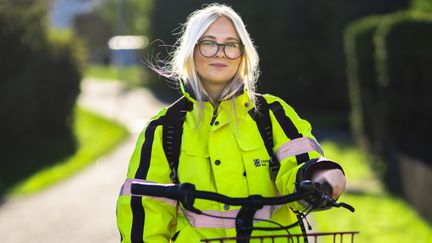 Hanna på väg till sitt jobb i äldreomsorgen i södra skärgården