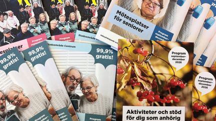 Färgglada framsidor på program för mötesplatser för seniorer och för anhörigstöd 