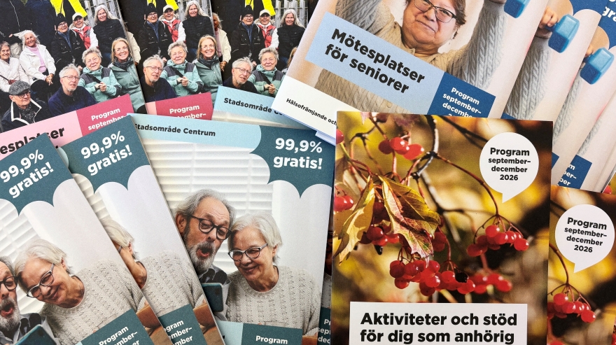 Färgglada framsidor på program för mötesplatser för seniorer och för anhörigstöd 