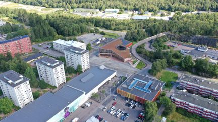 Drönarbild från Bergjön med kulturhuset i mitten