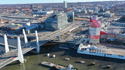 drönarbild av Hisingsbron och Lilla Bommen