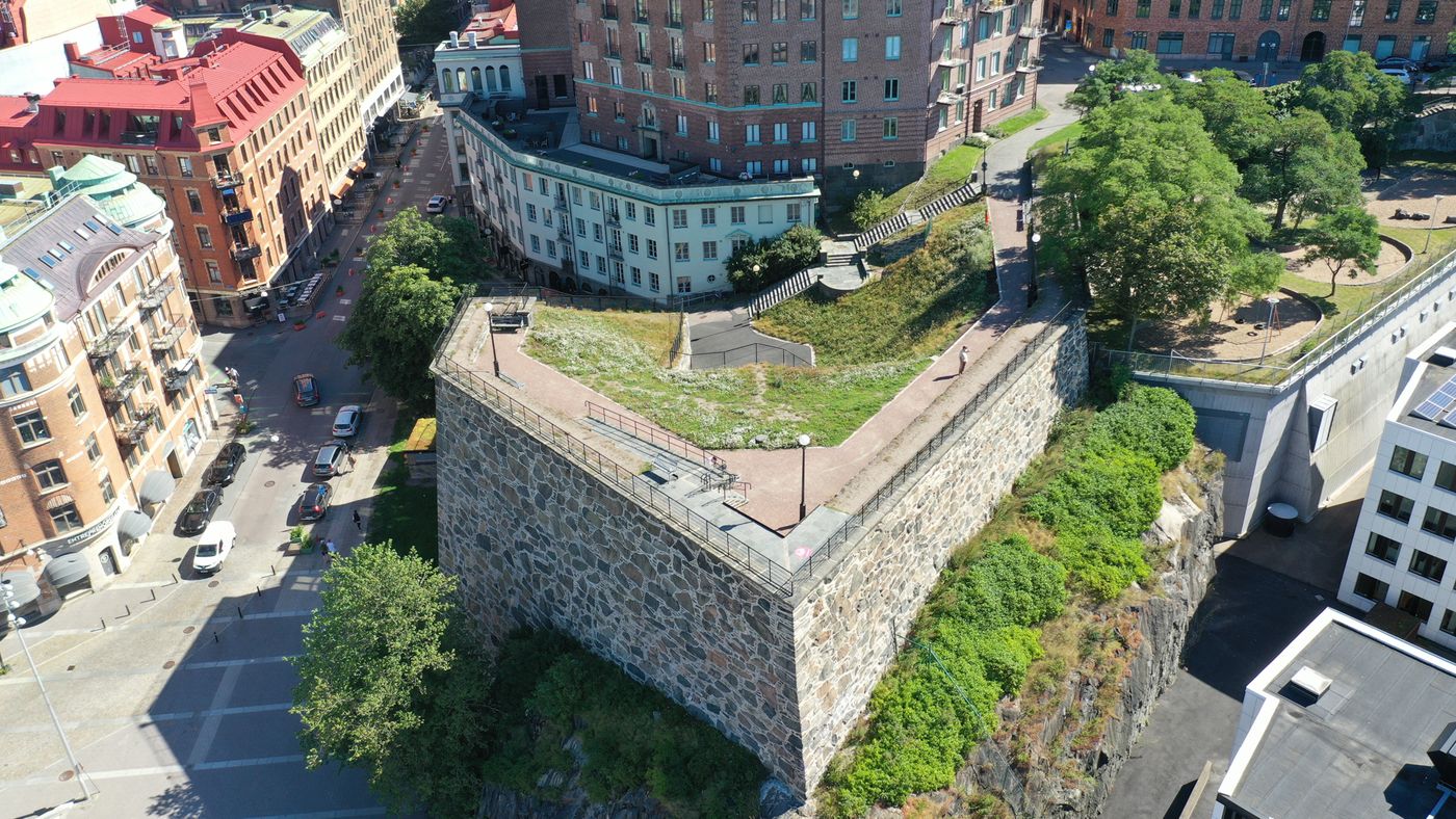 Carolus Rex ses från luften med stenmurar och park på toppen