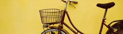 Bild av röd cykel mot en gul vägg