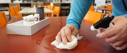 En fikavagn fotograferas och i bakgrunden hänger teaterkläder.