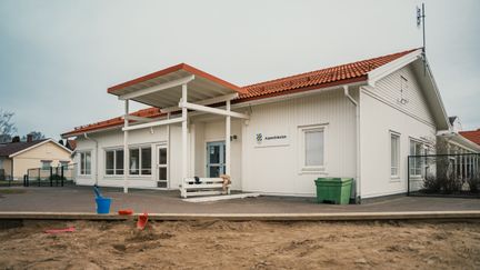 En sandlåda framför Asperöskolans skolgård.