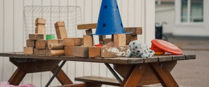 Ett bord med ett flertal spel och andra aktiviteter staplade på varandra.