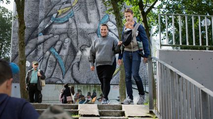 Personer i gatumiljö i Hammarkullen