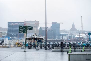 Cykelparkeringen vid Stenpiren i dimma