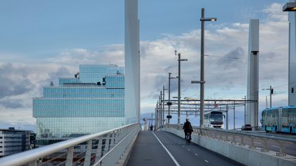 En cyklist på Hisingsbron