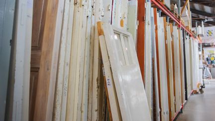 Byggmaterial står mot en vägg