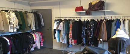 En butikslokal med många olika kläder.