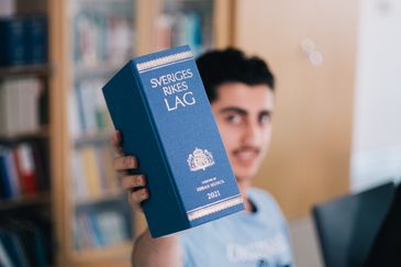 Elev håller upp lagbok