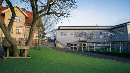 Överblick över Hagenskolan med en mindre lekplats i bakgrunden.