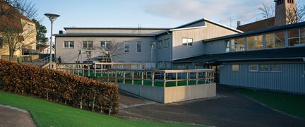 En överblick över Hagenskolans huvudbyggnad. En mindre lekplats syns i bakgrunden.