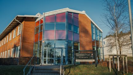 Kannebäcksskolans huvudentré med skolans skylt i bakgrunden.