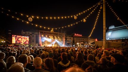 Stor konsertpublik framför en scen på Kungstorget.