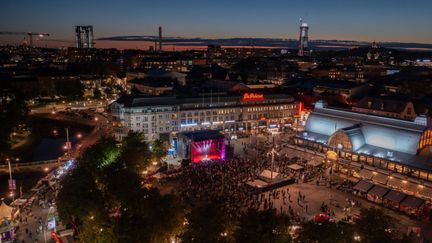Människor i ett publikhav på en konsert