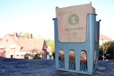 En matavfallspåse på en klippa