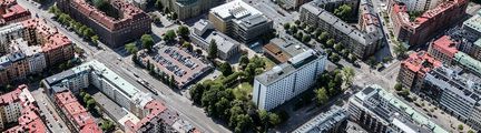 Flygbild av parken vid Lorensberg med grönska och höga hus