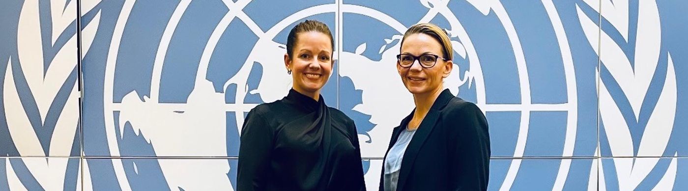Två kvinnor framför symbolen för europeiskt samarbete