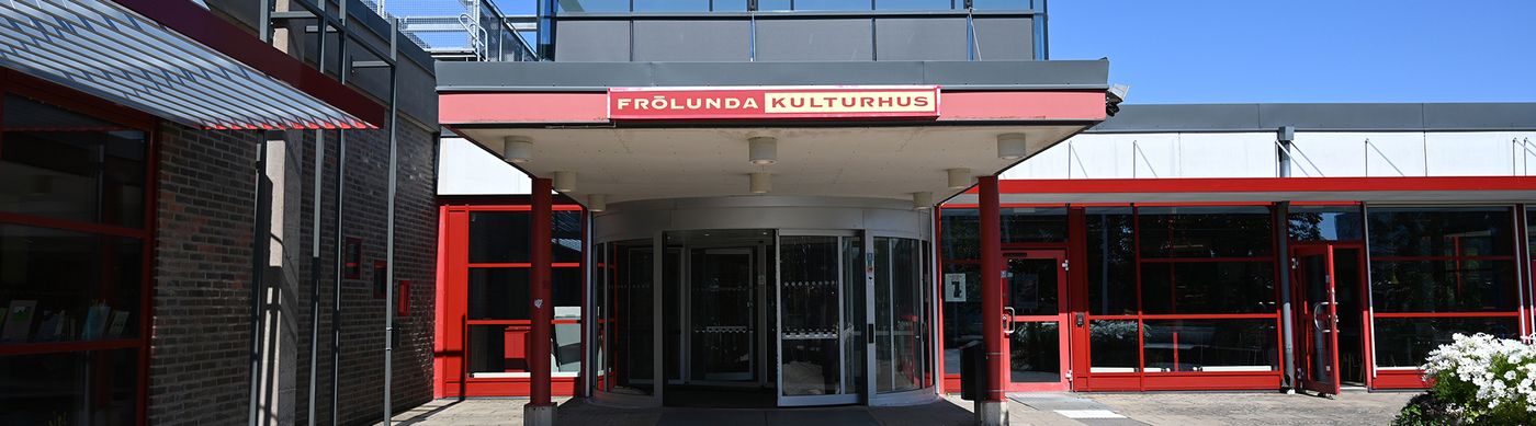 Bild på röd entre till kulturhuset i Frölunda