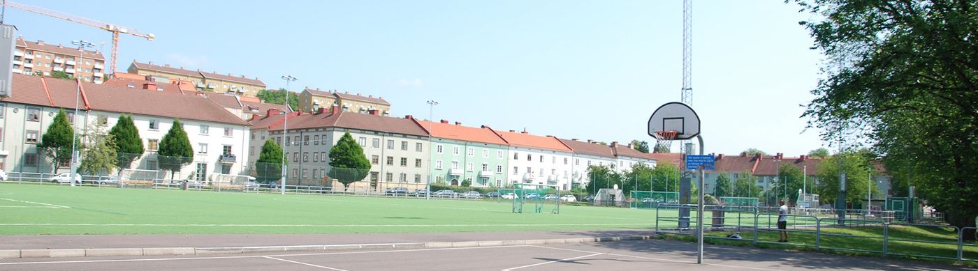 Bild på basketplan på Grön Vallen. I bakgrunden syns hus med ljus fasad.