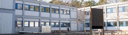 Bilden visar pviljonger vid Torslandavallen, bågråa paviljoner i två våningar dit skolor evakueras när deras skolor byggs om