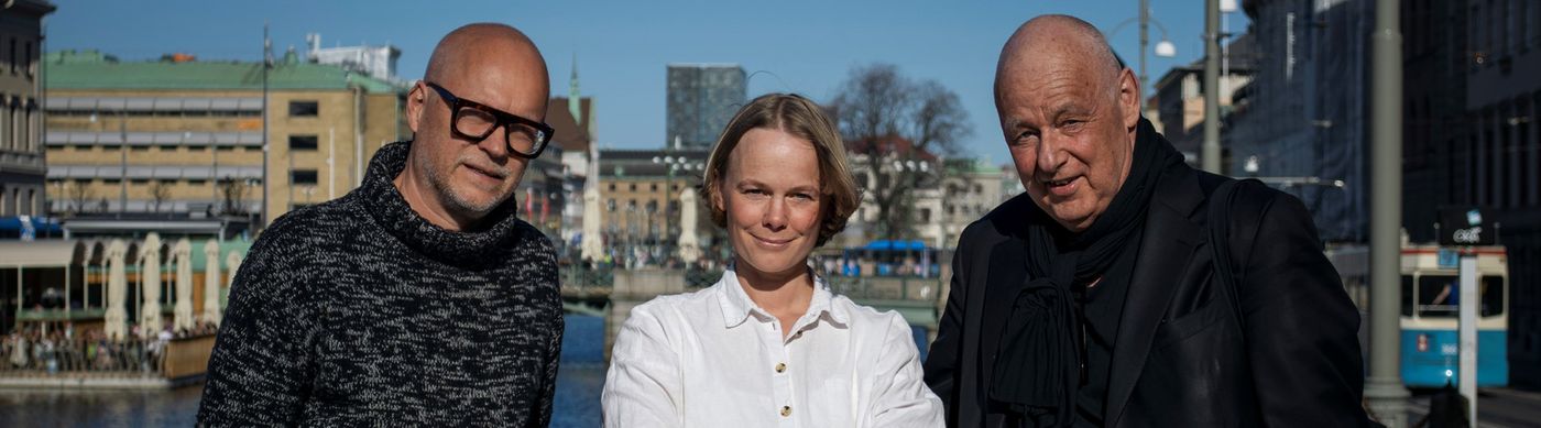 Två män och en kvinna står på tyska bron i centrala Göteborg.