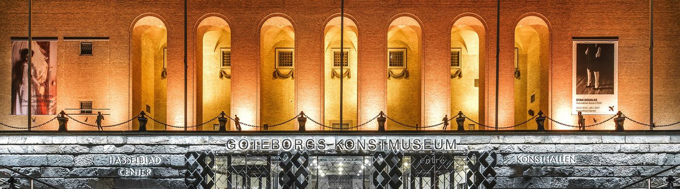 Göteborgs konstmuseum upplyst under kvällstid