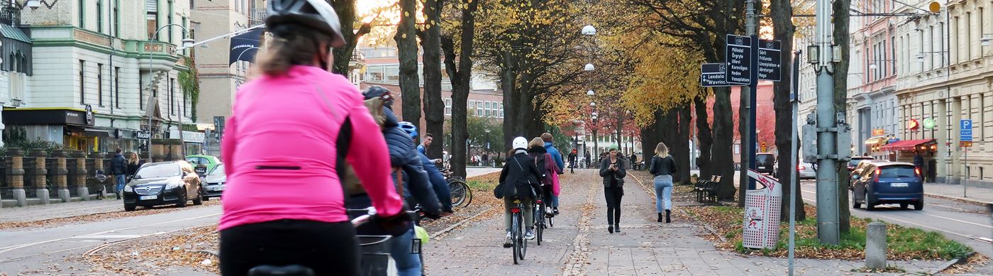 Fler personer som cyklar i allen vid Vasagatan