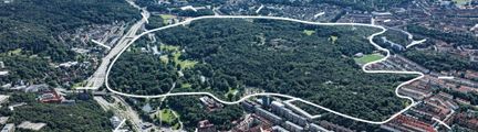 Flygbild över slottskogen med markerad gränsdragning över det föreslagna kulturreservatet.