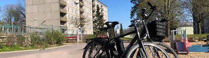 två cyklar som står parkerade vid ett höghus