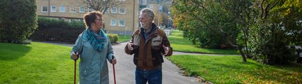 En man och en kvinna som är ute och går med gåstavar