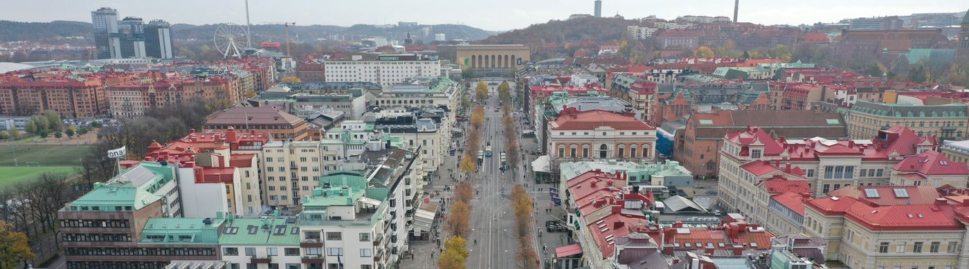 Drönarbild som visar Avenyns övre gågata från luften. I bakgrunden syns Göteborgs konstmuseum.