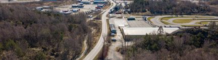 Flygbild av gata vid gammalt industriområde.