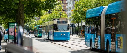 En buss och spårvagn på väg genom stan.