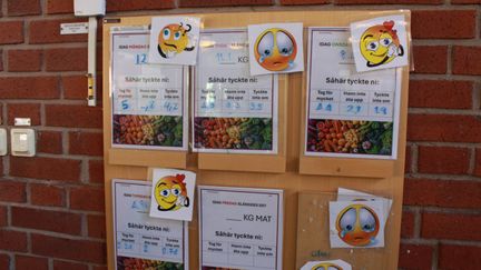 När matsvinnet väger mindre än 10 kg blir det en glad emoji på tavlan som berättar om hur mycket mat som har slängts de olika dagarna under den senaste veckan. Foto: Johan Flanke