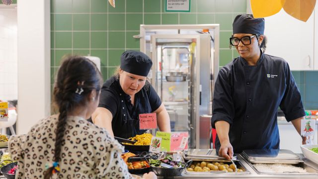 Elever slänger mindre mat – men göteborgare slänger mer 
