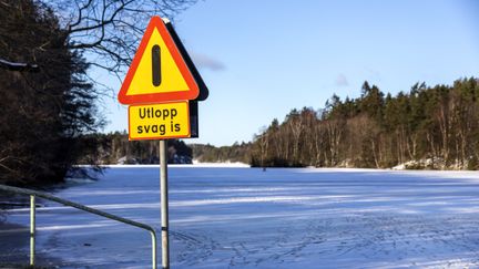 En skylt varnar för svag is. 