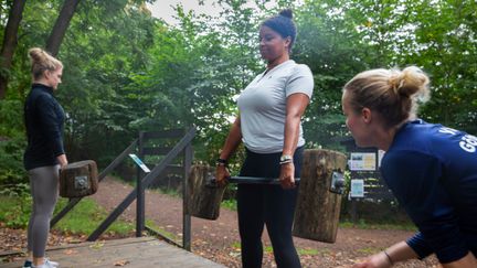 Kvinna vid utegym.
