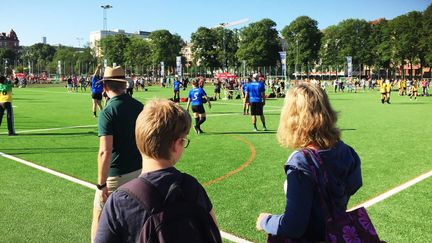 Fotbollsplan med mycket människor och fotbollslag