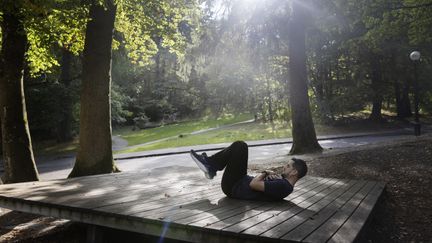 En person gör situps på en trätrall vid Plikta i Slottsskogen.