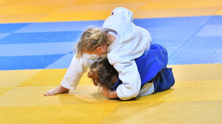 Två unga personer tävlar i judo.